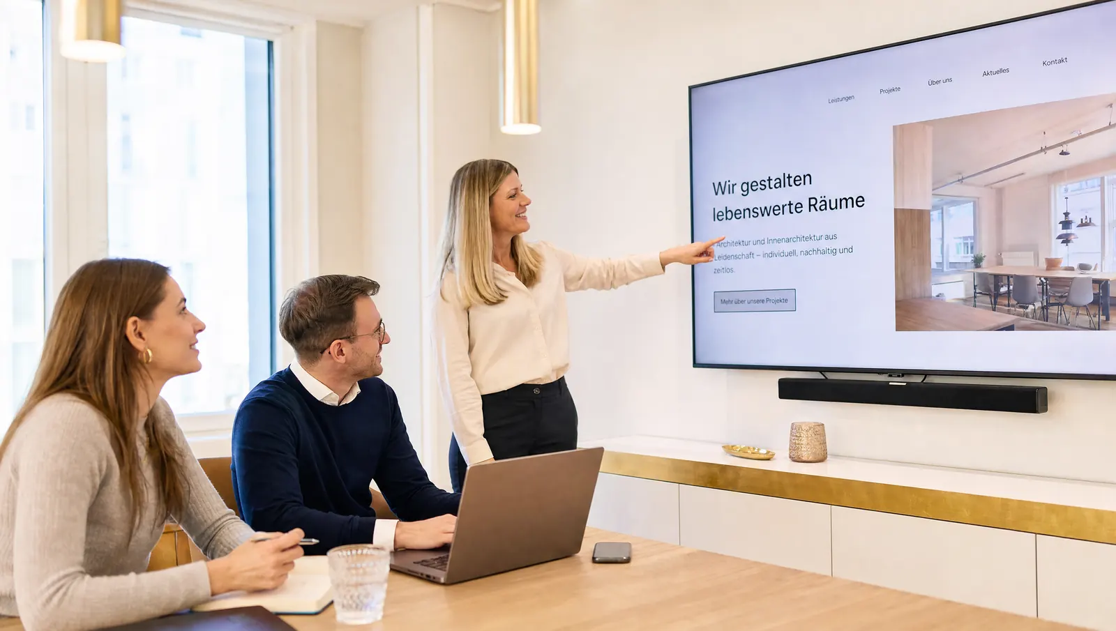 KI-generiertes Bild: drei Kolleginnen und Kollegen prüfen gemeinsam eine Website am großen Bildschirm